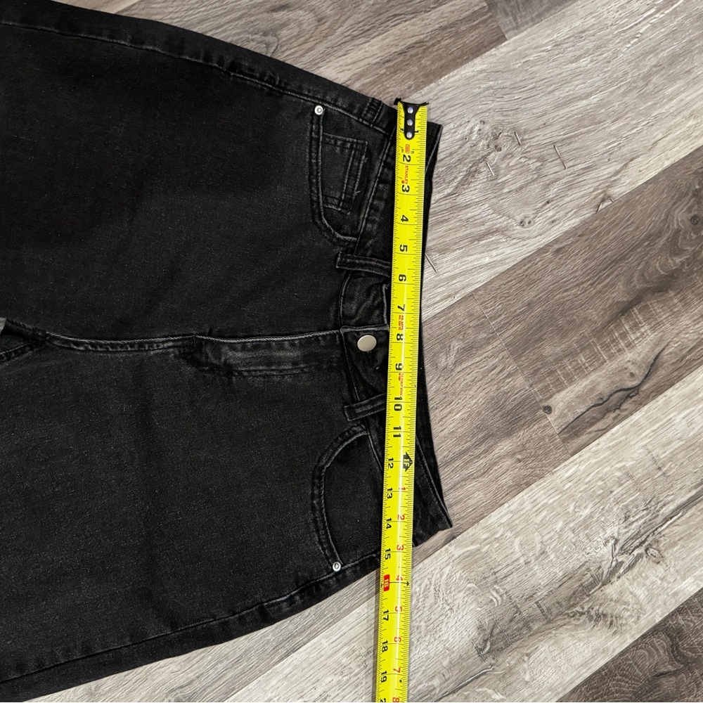 Black High-Waisted Jeans - Picture 4 of 6